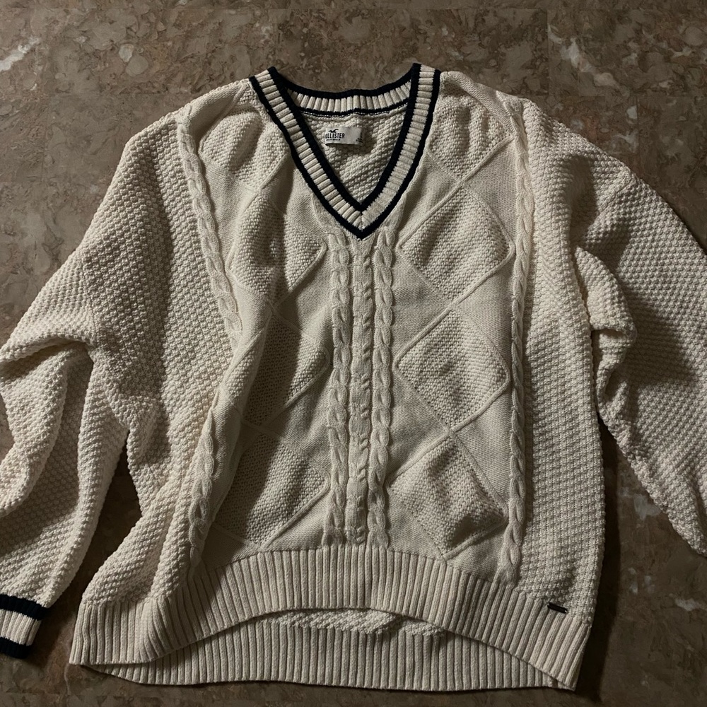Holister sweater size L